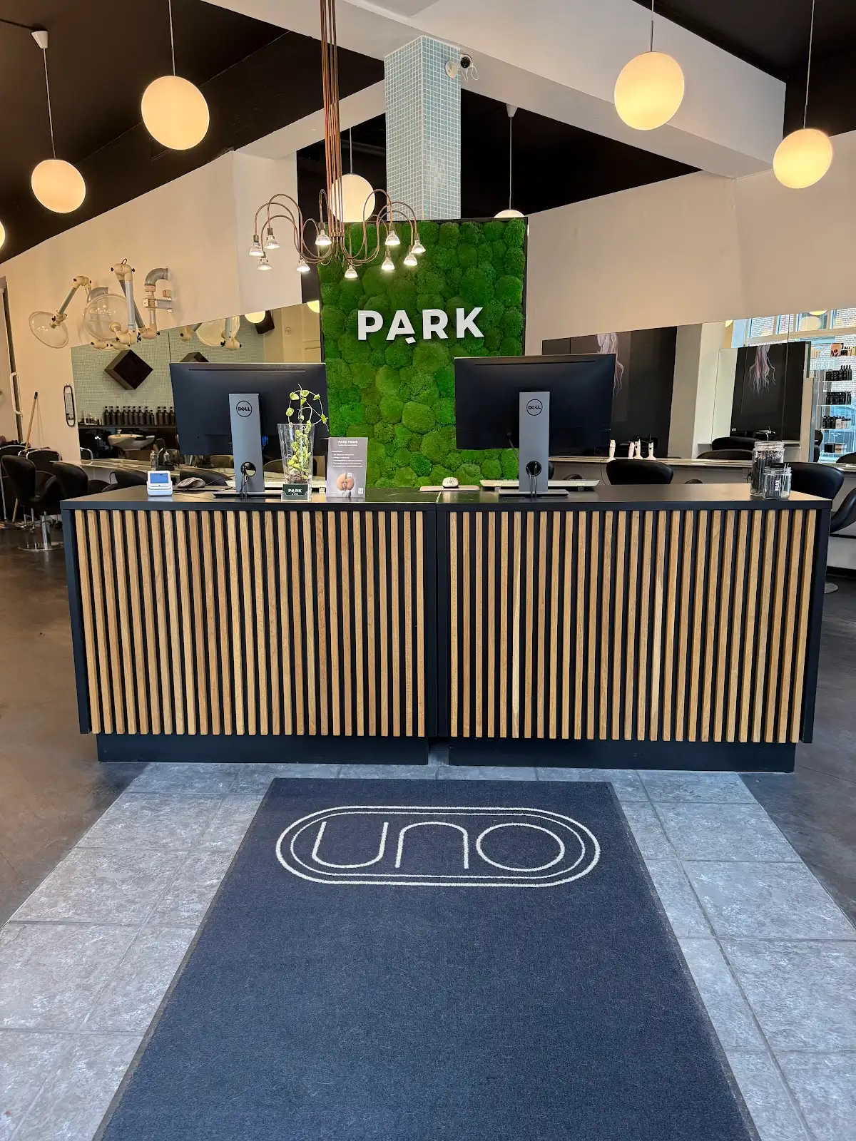 Reception med PARK mosvæg og UNO-måtte
